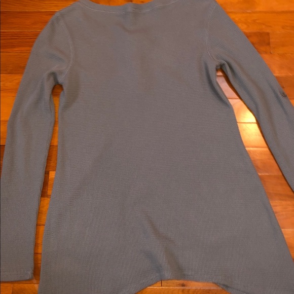 A grey long sleeve shirt - Picture 3 of 3